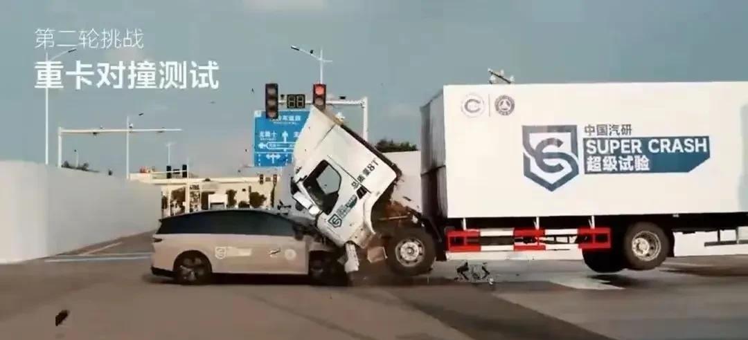 某想i8与8吨重卡车对撞卡车这事！
用黄河清老师评价古希腊文物的说法:一眼假！