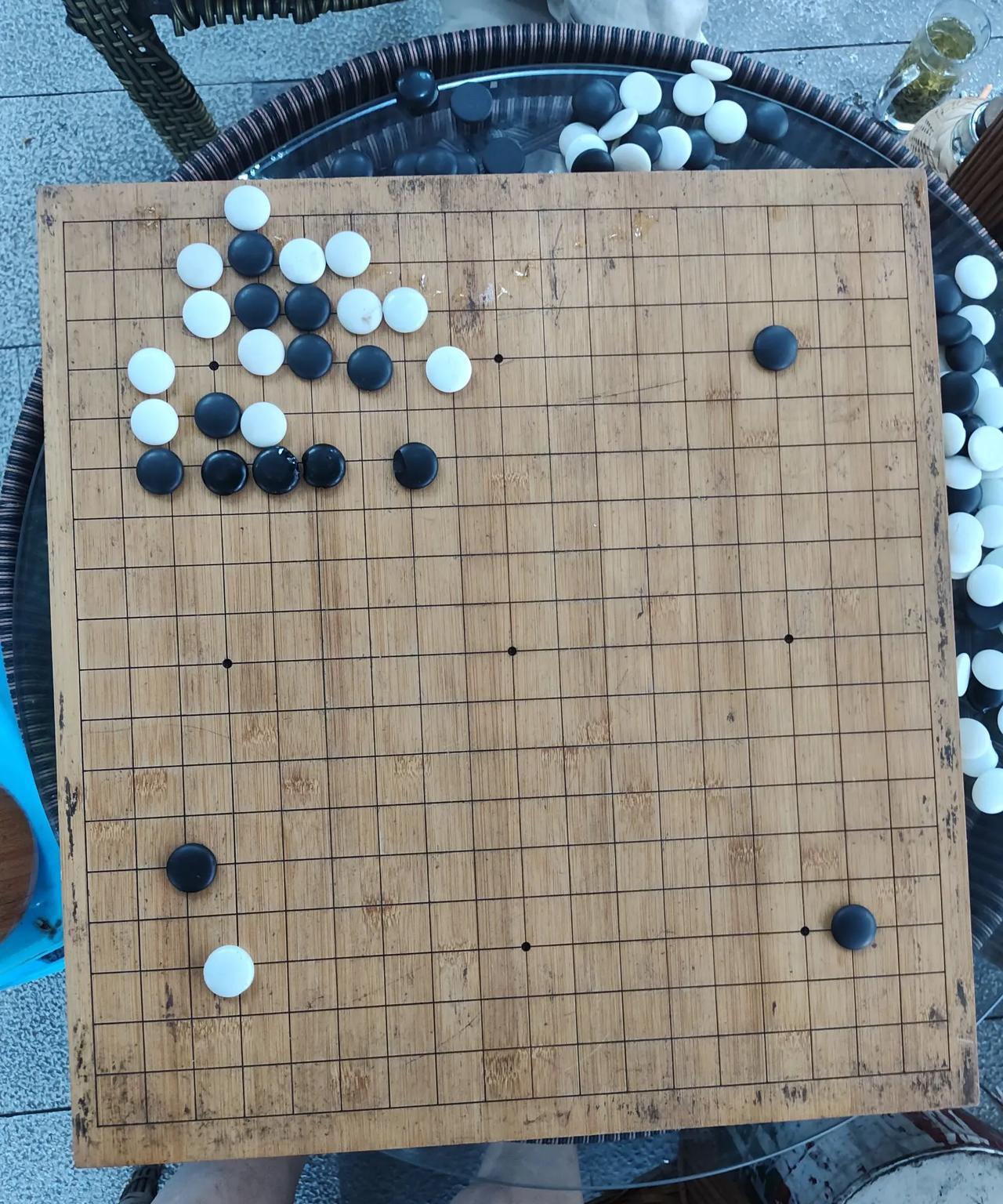 草根围棋欢迎点评。
白先。双方形势如何？如何消减黑方左上模样？#围棋心得# #对