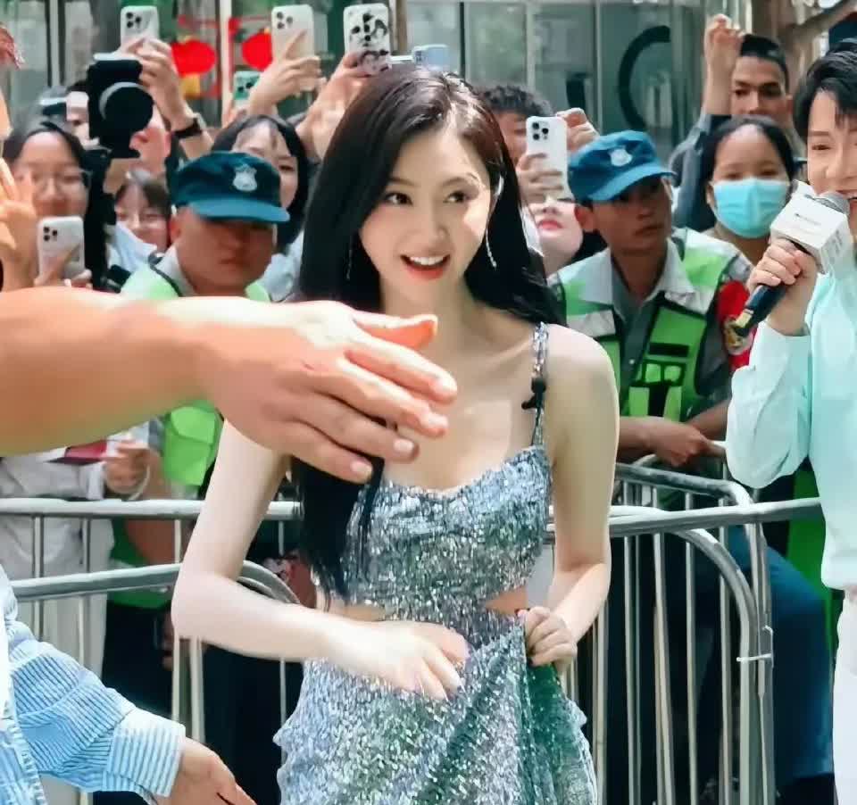 景甜云南宣传现真容，36岁宛如26，绝美身材与青春面容让人惊叹。 ​