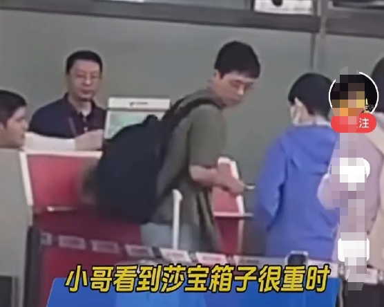 王楚钦也没想到吧，去成都时他不敢搬的孙颖莎行李箱，从成都回去时有小帅哥主动的帮莎