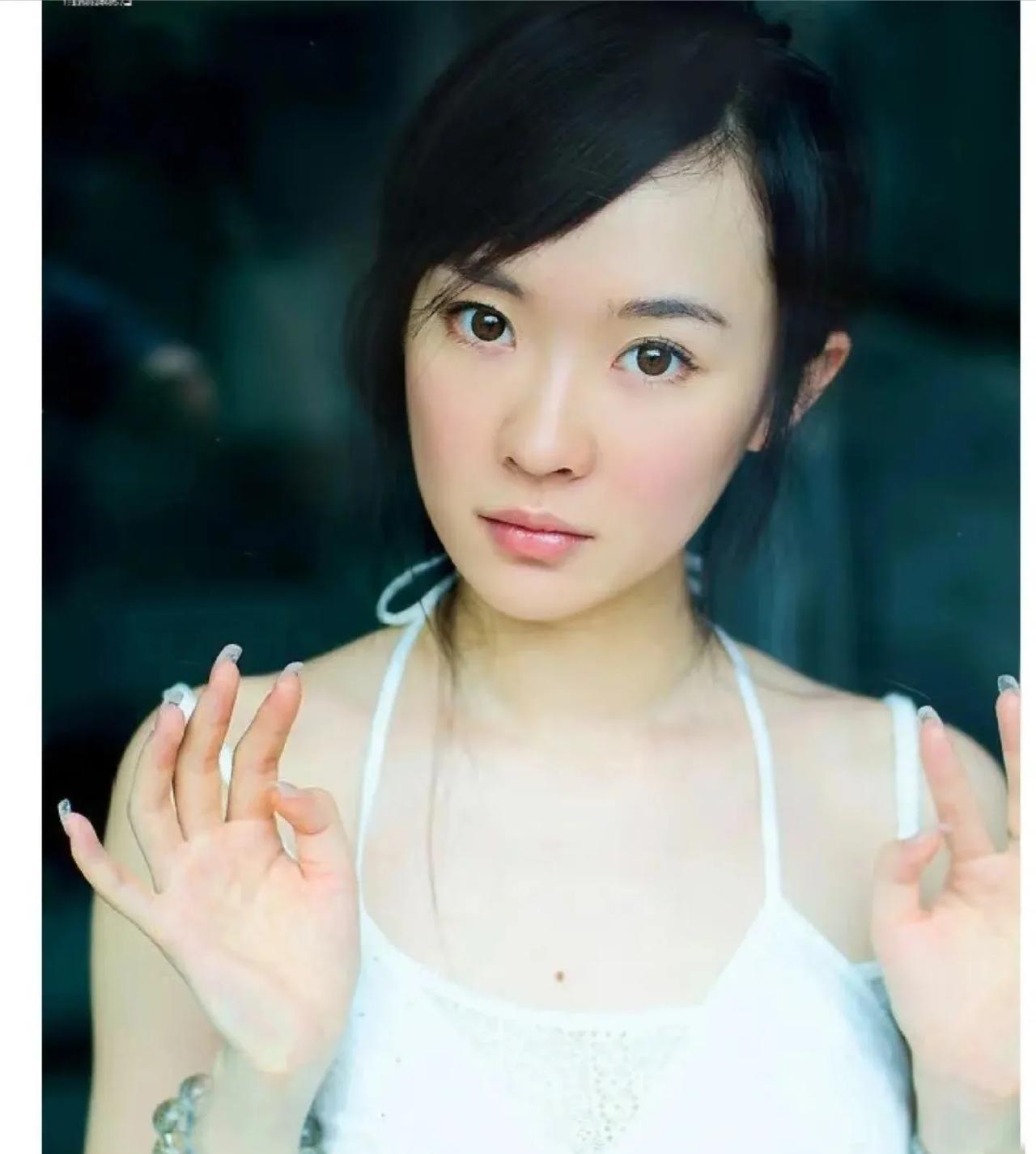 霍思燕是纯欲鼻祖吧？年轻时长相真的很小白花，脸蛋纯净，身材很好。#霍思燕#