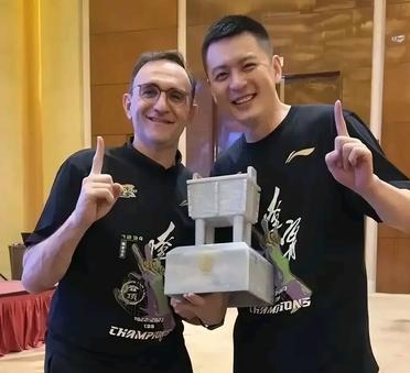 杨明的野心藏不住了。  
以前我一直搞不懂杨明为什么要打三后卫，感觉他是不是觉得