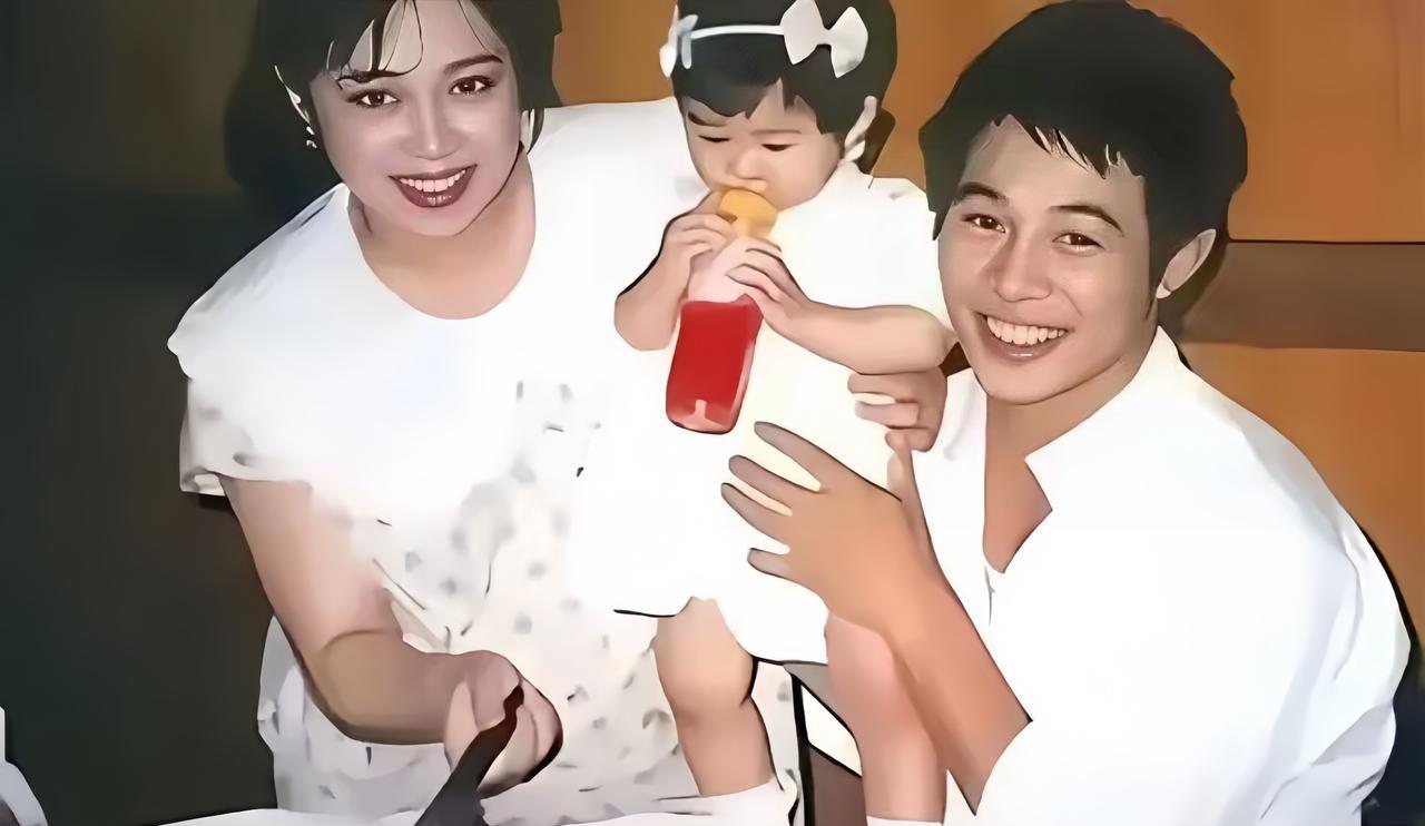 80年代末，李连杰与原配老婆黄秋燕，抱着刚满周岁女儿的合影。
当时初为人父母的夫