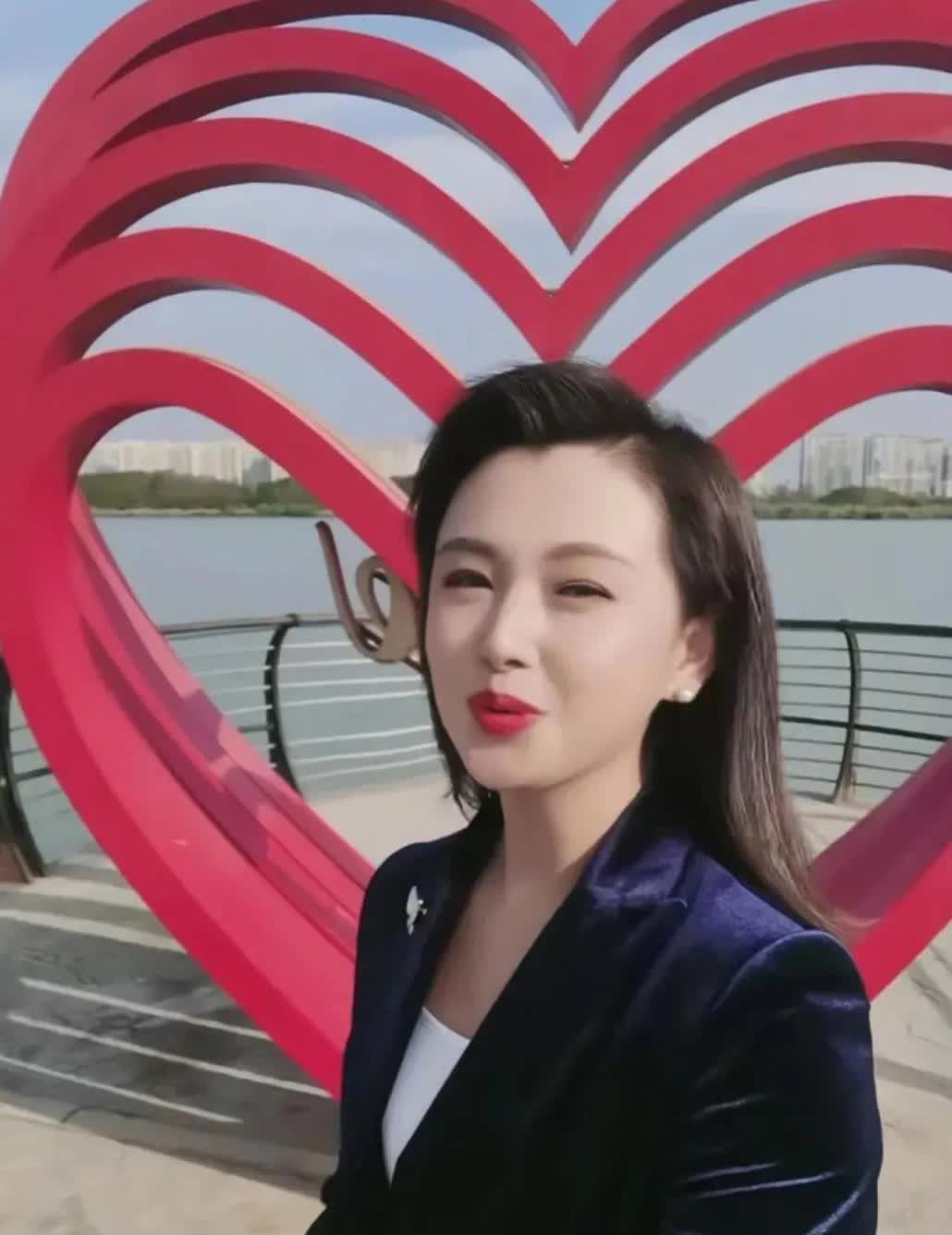 盘点一下黄石十四妹梁晶到过的江苏的城市，6月份参加徐州的苏超联赛活动；同月参与泰