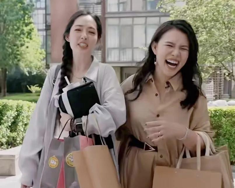 突然间觉得郭碧婷对自己的女儿好包容哦，一定也不觉得女儿想要送走弟弟是自私，而是很