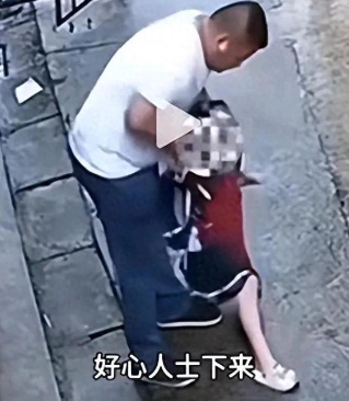 哎呦，这事儿听着就吓人！湖南娄底一个男的，喝多了酒，光天化日之下，居然把一个才6
