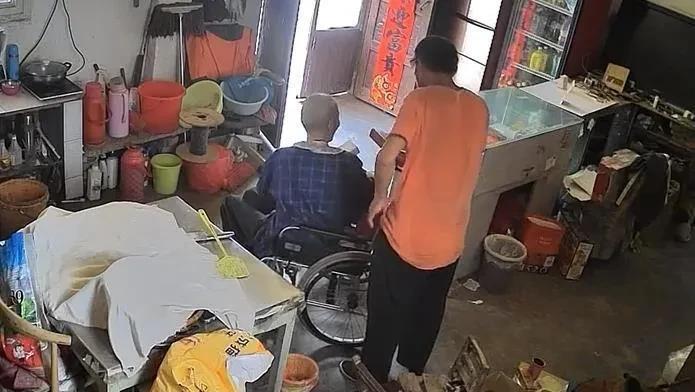 ，一位网友在社交媒体怒斥小偷太猖狂，“偷老年人的东西，你还是人不？两个老人都八九
