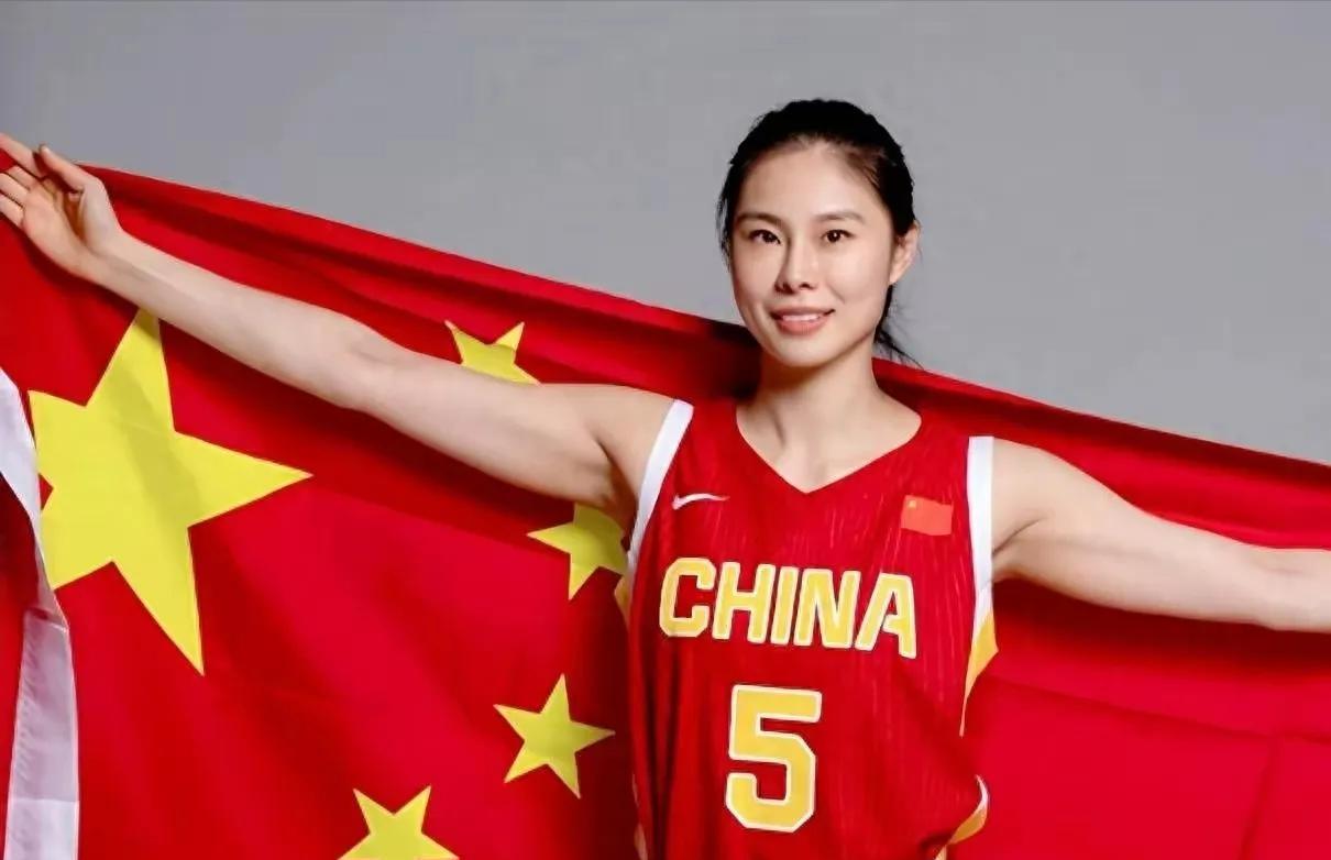 不是王思雨！中国女篮首位留队老将或已定，懂宫鲁鸣，受队友信任把宫本鲁鸣不想用的李