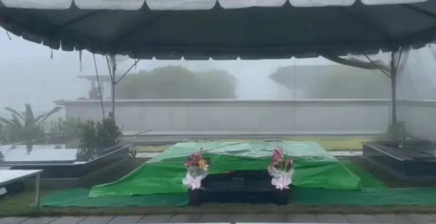 有种说法是一个人出生的时候如果狂风大雨，那么她结婚， 或者安葬都是一样的。说明这