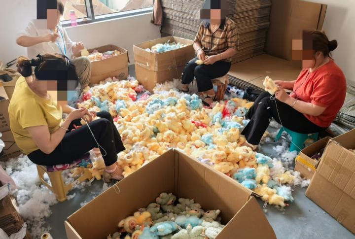 1.8万个都是假的！



最近，风靡全球的泡泡玛特旗下拉布布系列玩具因其高人气