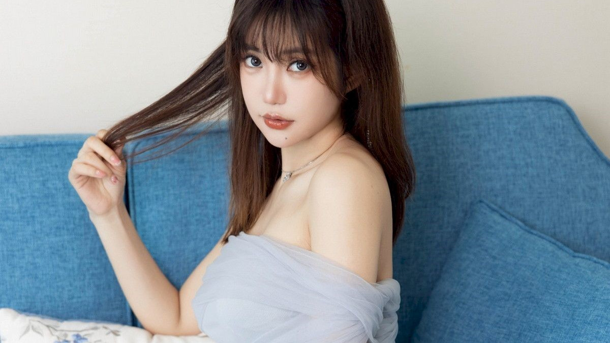 ula浅灰色连衣短裙原色丝袜娇柔写真