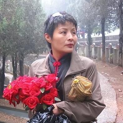 1984年，老山女兵谢楠因私自开枪为牺牲的战友送行，遭到开除，20年后，谢楠归来