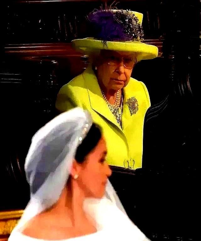 英国女王应该心里很清楚梅根是什么人！
但是她还是让她进门了…要说这皇冠里的讲究可