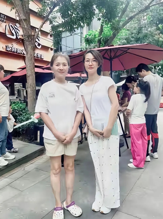 迟蓬老师的皮肤好白呀，但也不年轻了。她在《生万物》里饰演的大脚娘，皮肤黑黝黝的，