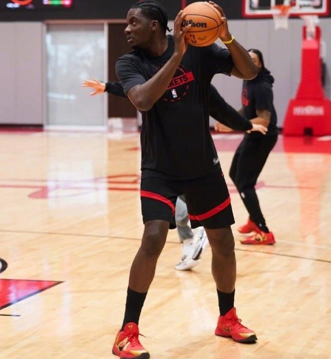 之前我们看到火箭队在最近10场比赛当中，他们的进攻能力在联盟当中排名前5，可是在