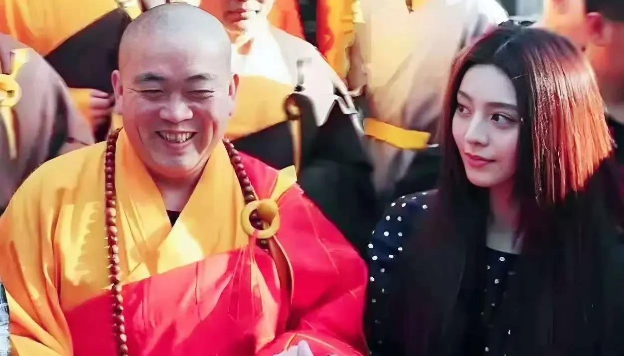 娱乐圈第一美女站在身边，
释大师心头大悦，笑的呲牙咧嘴！
怎料如今这俩人都变成了