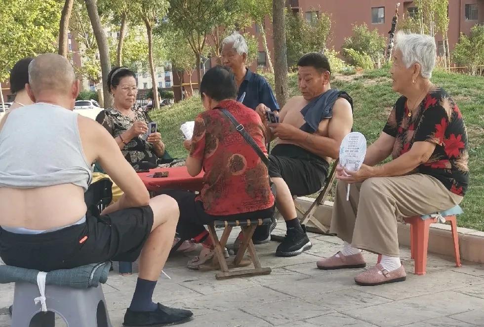 #分享城市新鲜事#
我们小区里的大爷大妈，简直就是岁月里的逍遥客。当别人忙着赶时