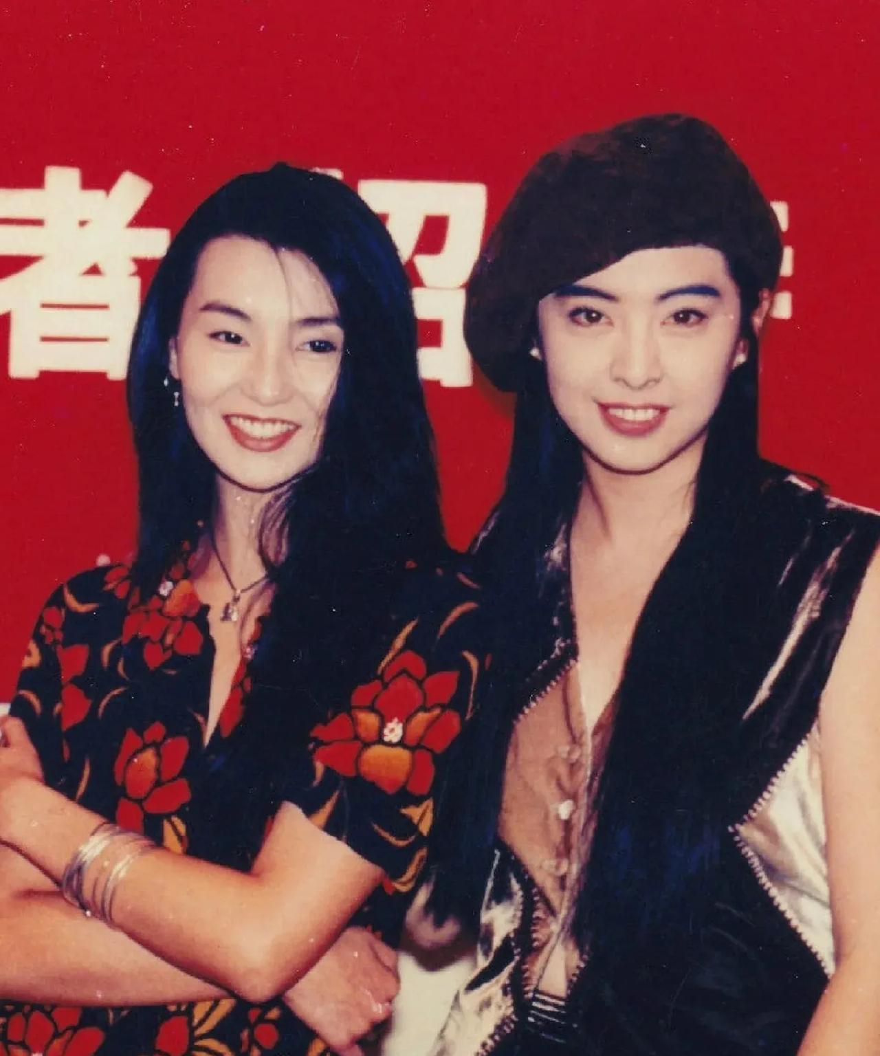 两位大美女合照，这样看，张曼玉也不输啊，气质颜值都挺好。#张曼玉#