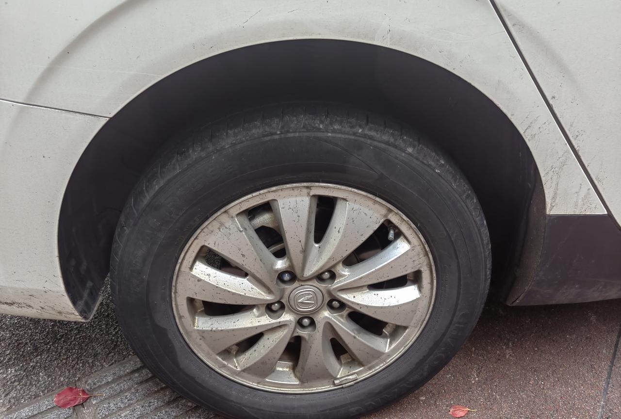 德国奔驰发明了第一辆汽车；
英国人发明了第一条充气轮胎；
沃尔沃发明了三点式安全
