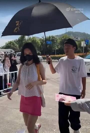 孟子义穿了周也姐姐设计的衣服，这个衣服…？
#孟子义穿了周也姐姐设计的衣服#