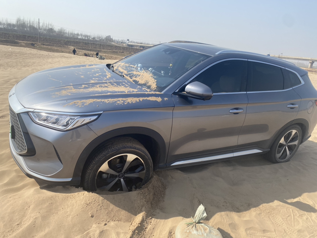 比亚迪宋混动沙地陷沙坑
感觉这车没劲啊，这么小个坑都出不来，弄了几个小时，打滑也