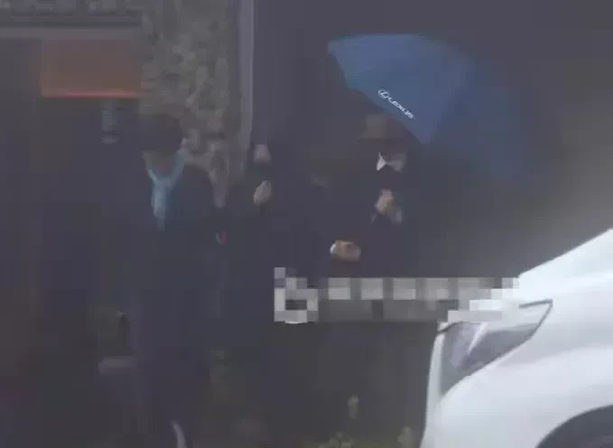 具俊晔深爱大S难再娶











天哪！具俊晔竟然亲自捧着大S的骨灰盒