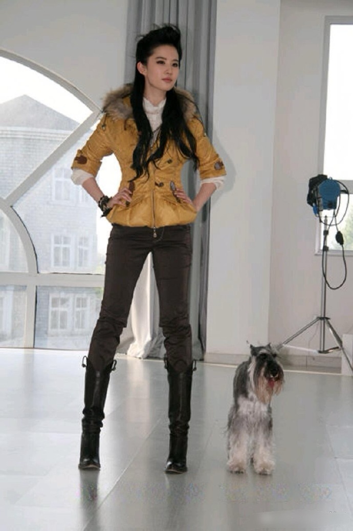 刘亦菲，这么难看的衣服也没有把她变土，可见美貌的程度