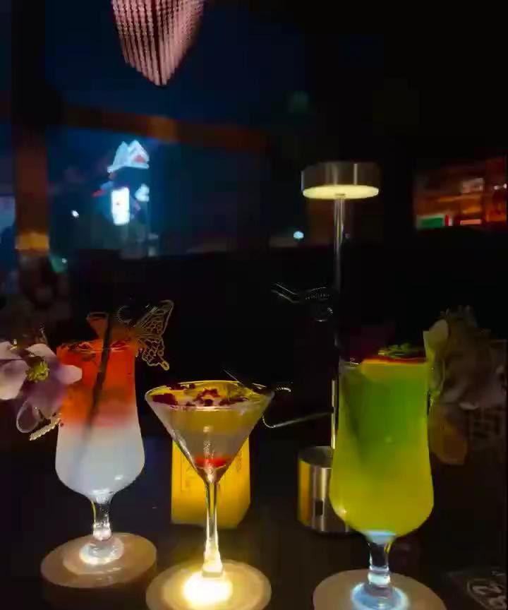 爱到什么时候：爱到一见钟情！爱到日思夜想！爱到无话不说！爱到相看两不厌！爱到海誓