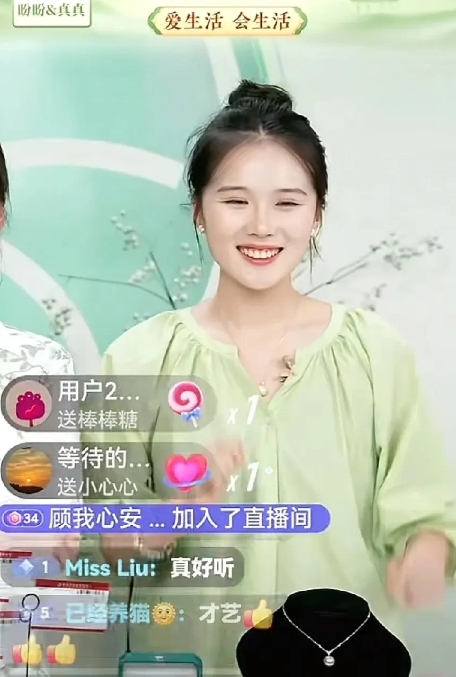 别说，真真和YOYO还真有几分神似，尤其一笑，嘴部的轮廓越看越像呢。

    