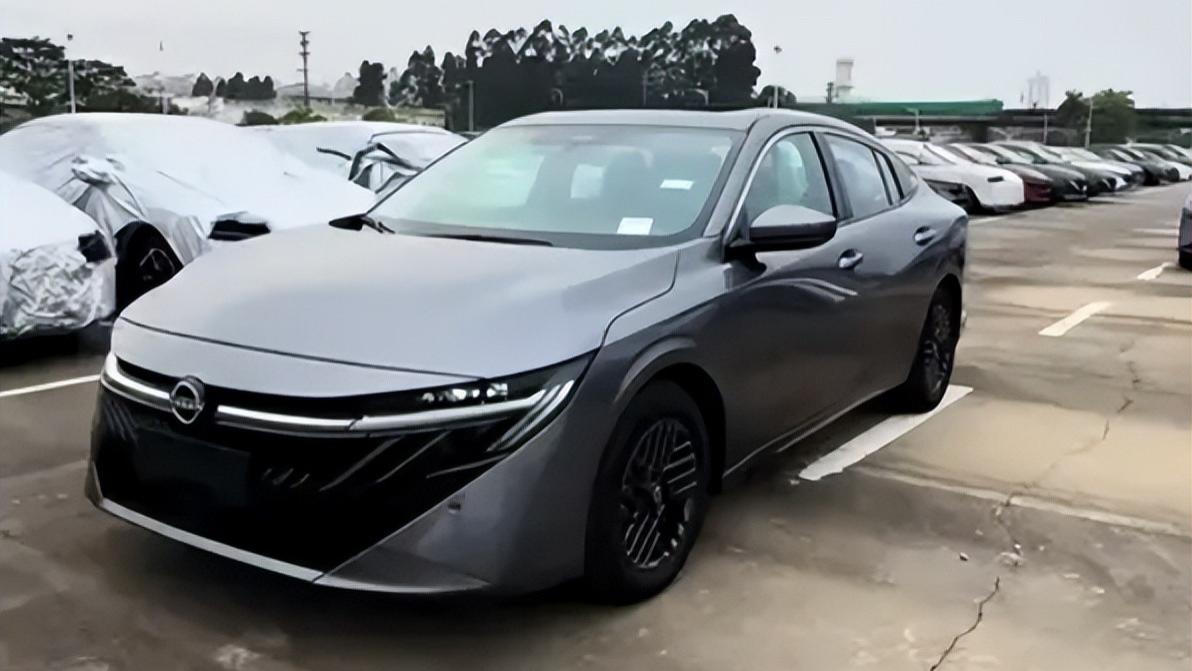 全新轩逸实车曝光，前脸酷似N7，轴距2712mm+双12.3寸屏+1.6L自吸