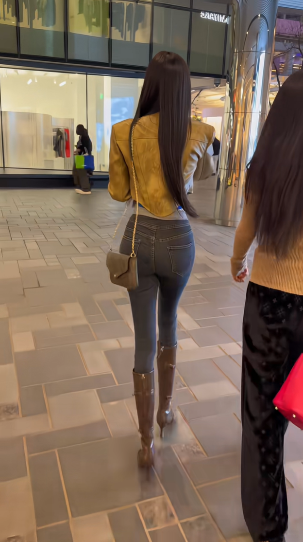 这么热的天穿靴子不捂脚吗？