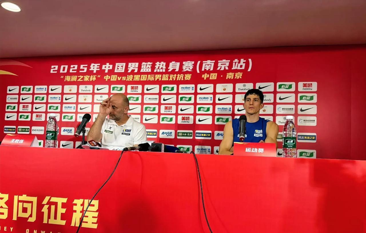 发现没，
波黑男篮主帅有个毛病，
可能永远改不掉了，那就是
每次比赛后他的对手都