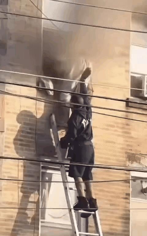 拼了命逃出火场，不曾想失足云梯丧命，真是命该如此，半点不由人。