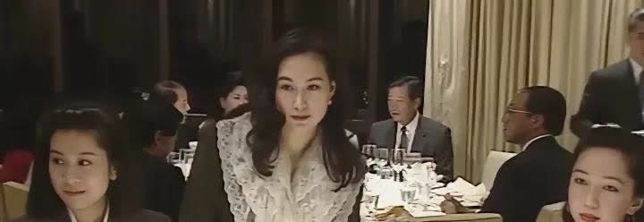当年的何超琼还是许太太时与友人聚餐时的一幕