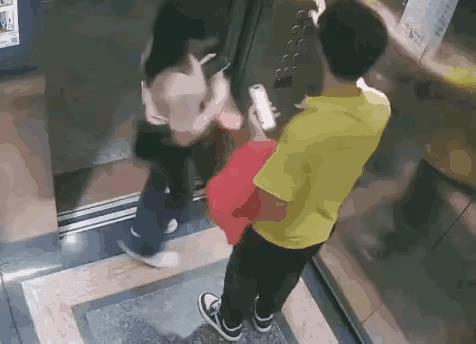 小伙子，电梯里有监控，现在全国人民都知道你速度快的出奇[偷笑]