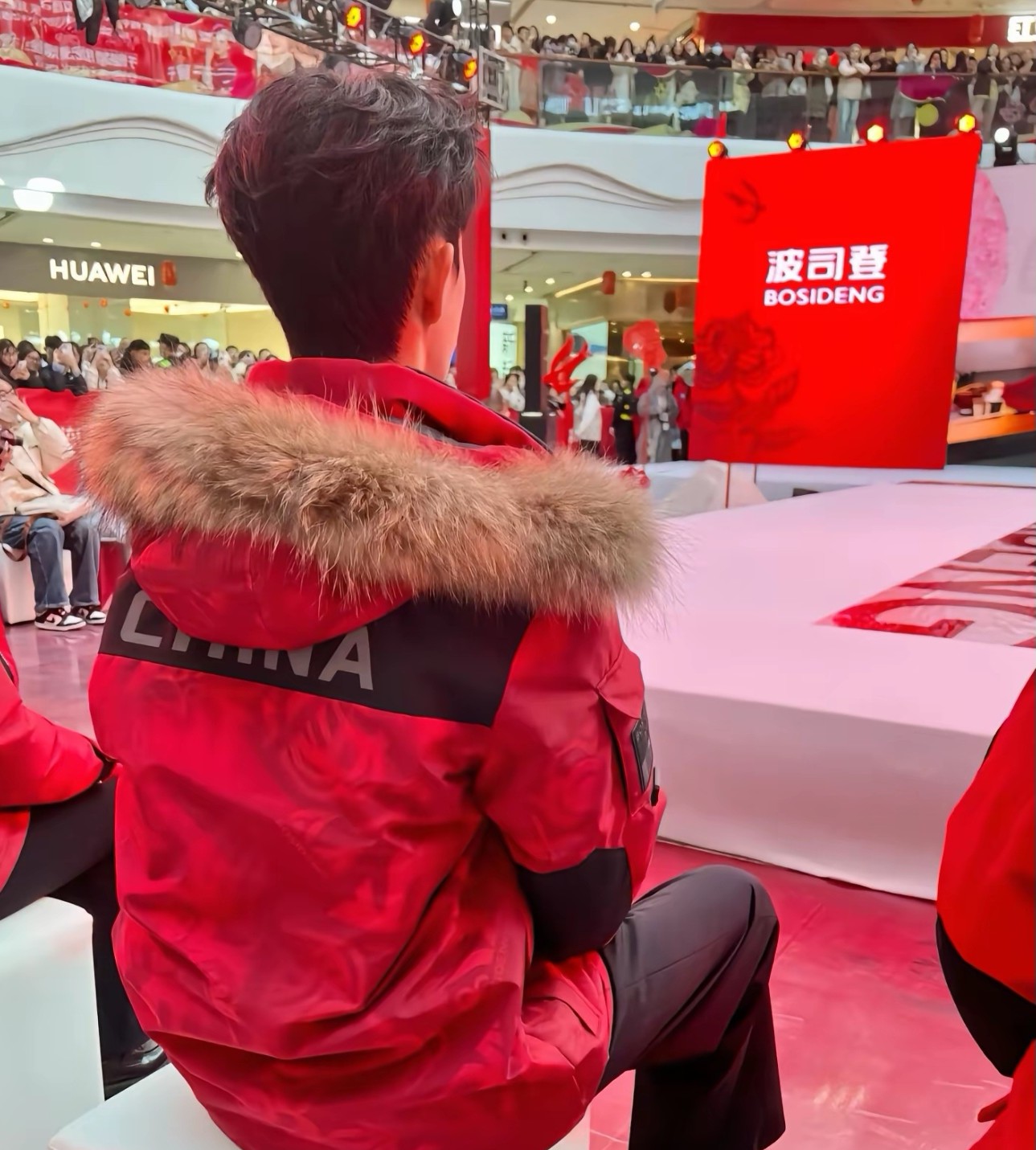 穿红色羽绒服的你，

是多么的明艳
多么的热烈。

板板正正地坐在那里，