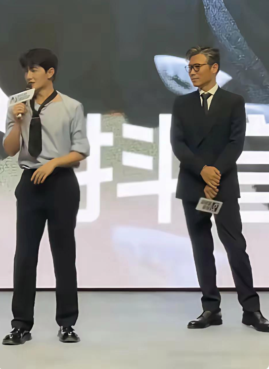杨洋的身材太尬了
总感觉有哪里不对劲，一个男人的腚真大比女人还大，而且这穿衣搭配