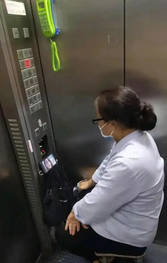 有的医院会有这样一个岗位，特别是大医院，就是电梯操作员，其实就是负责按电梯按钮的