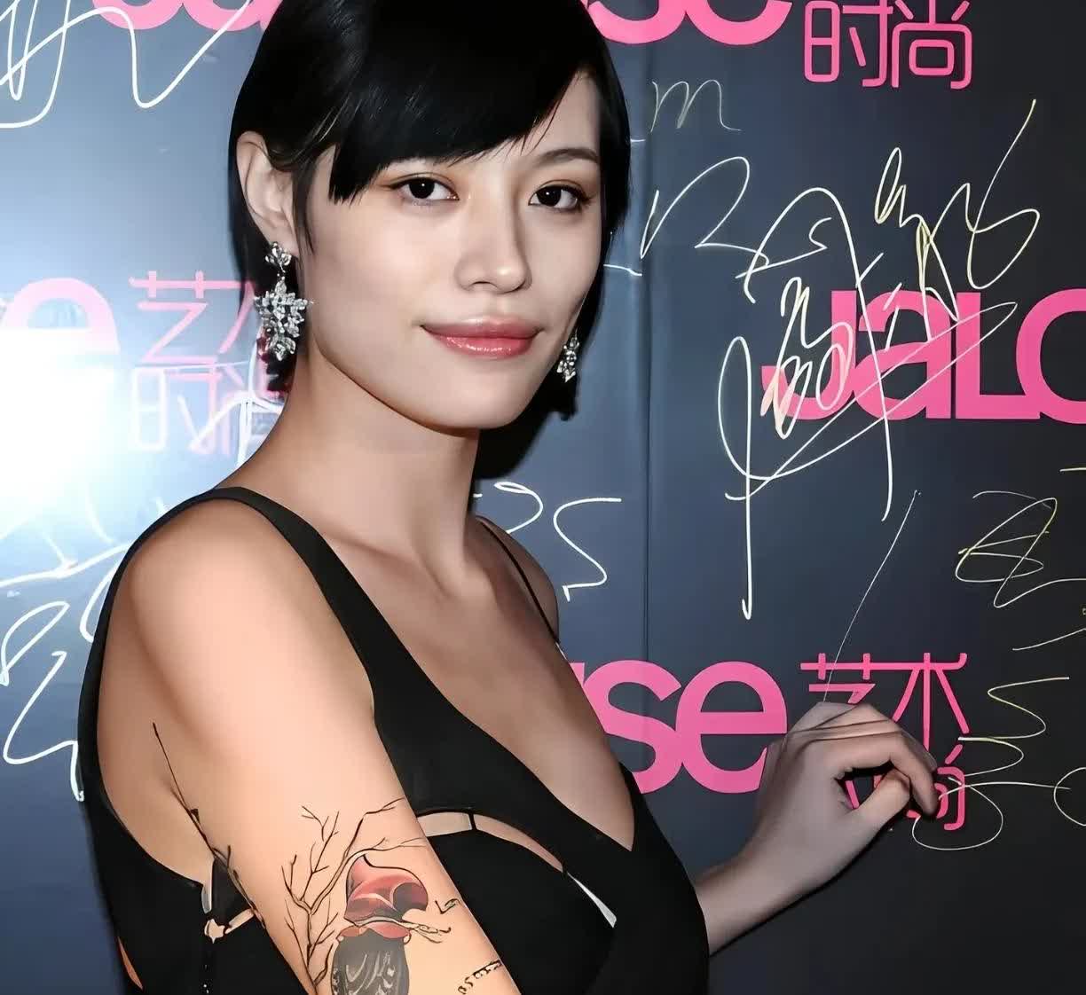 葛荟婕和汪峰并未结婚的，因为当时葛荟婕年纪太小，没法结婚，也是因为年纪太小，遇到