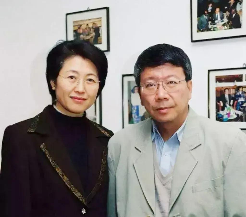 这张90年代傅莹和丈夫郝时远的合影很有意义。从照片能看出他们的气质，傅莹干练，郝