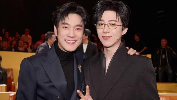 林依轮刘宇宁同框如法拉利会师，跨代偶像惊艳碰撞