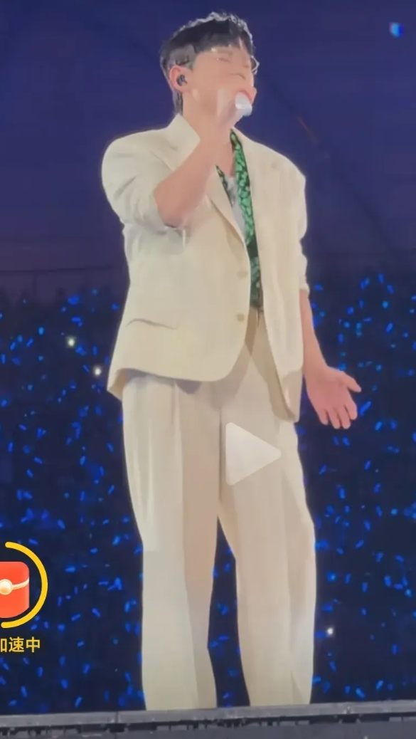 资本包装的张杰要在北京开十二场演唱会，让人感觉是在恶心大众，资本凭着网络宣传和一