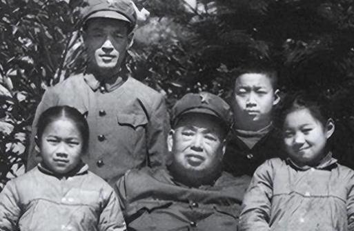 “枪毙！直接枪毙！”1979年，党中央抓捕了许世友儿子，许世友得知后大吼道，有人