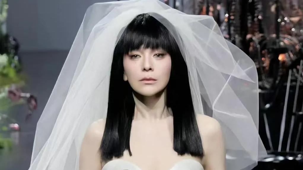 54岁“雪姨”王琳婚纱走秀惊艳上海时装周：逆龄生长的秘密，是运动还是“叛逆”？