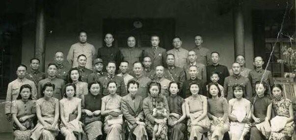1975年，黄维被特赦，和苦等他27年的妻子蔡若曙团聚。几个月后，蔡若曙投水自杀