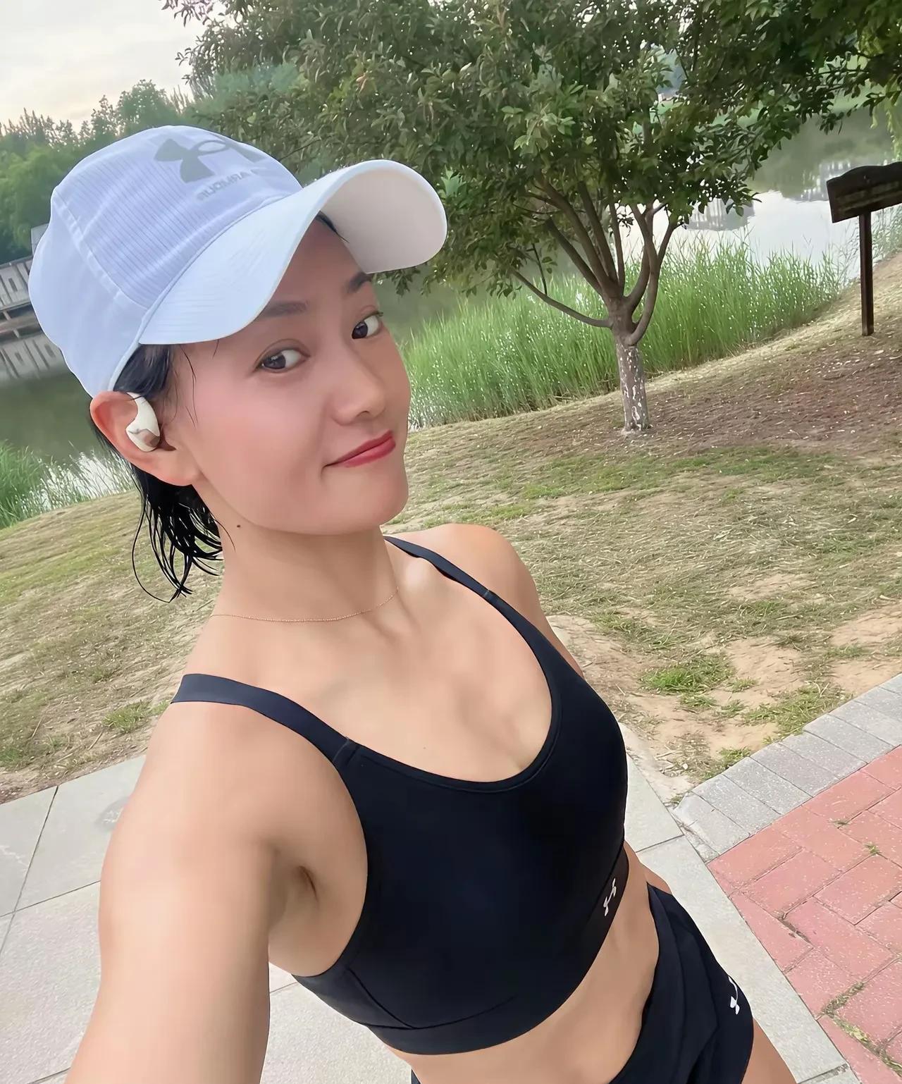 戴着鸭舌帽的姑娘刚运动完，小麦色皮肤透着健康活力，长得漂亮身材又好，浑身上下都是