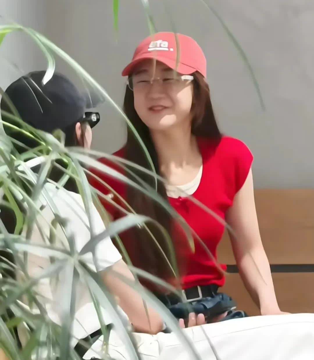 《长安的荔枝》首映式后，陈梦和宋茜约着逛朗园vintage。
宋茜捂得严严实实