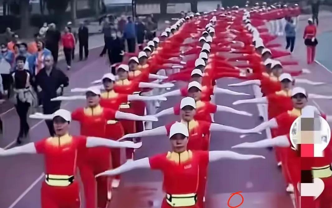 这事儿真能气笑！西城十字街的百人暴走队，把主干道当成自家后花园了！
大半个机动车