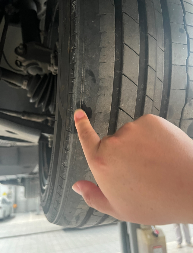 迈腾轮胎异常磨损
行驶3.5万公里，出现胎嗓异常，去查看得知四条轮胎异常磨损严重