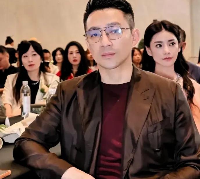 汪小菲直播曝光孩子行程引争议 大S护子心切遭忽视
最近网上有人说汪小菲总在直播里